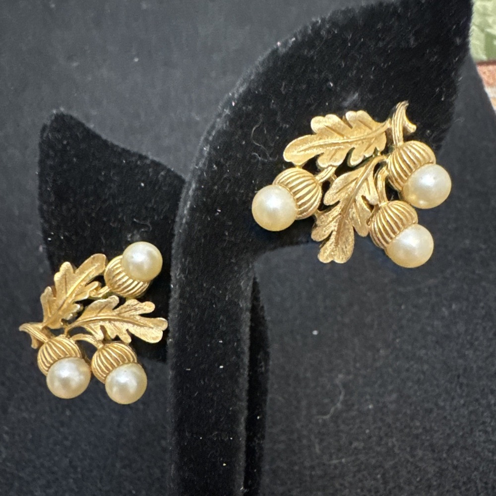 Trifari Pair Clip On Earrings Faux Pearls Gold Tone Oak Leaf & Acorn Motif
